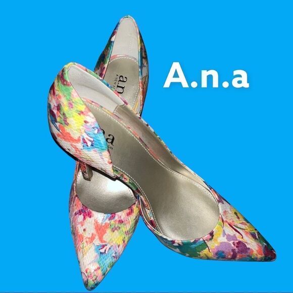 Ana! Next to new! Super nice pleasingly floral design with snake skin look! - Picture 2 of 7